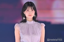 「仮面ライダーゼロワン」ヒロイン、全身ピンクの膝上ミニワンピコーデ「プリンセスみたい」「脚スラッとしてて理想」の声