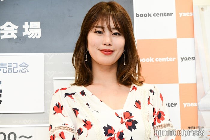 稲村亜美、開放感あふれるキャミ＆美脚ショットにファン釘付け「眩しすぎる」「魅力が爆発してる」