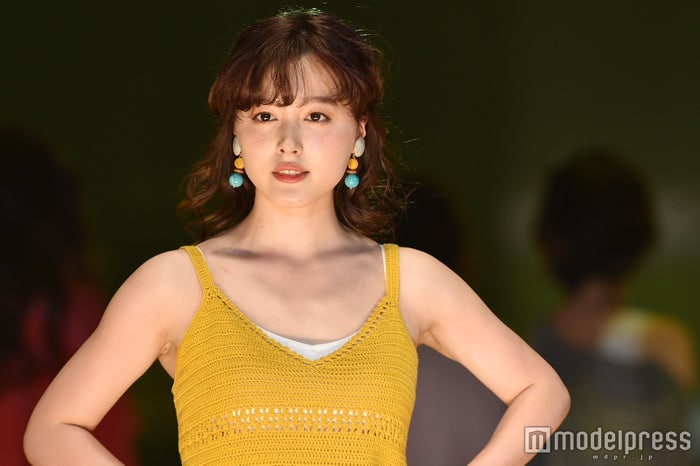 元モー娘。久住小春、美背中&美脚際立つ黒ロングワンピ姿公開「背中のラインに見惚れる」「圧巻スタイル」と反響