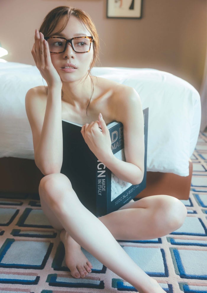 乃木坂46梅澤美波、知的なメガネショット解禁 全国8書店でメイキング動画も公開【透明な覚悟】