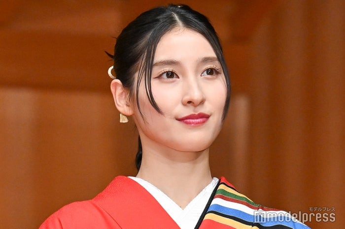 土屋太鳳、人気俳優から花束のサプライズに驚き “飲食物持ち込み禁止会場”でケーキにも工夫