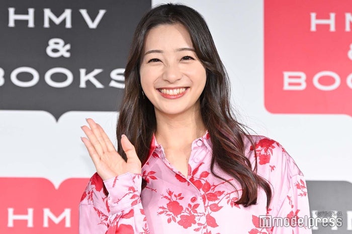 足立梨花、ミニスカ×タイツで圧巻美脚「怒」ポーズショットに「可愛すぎる」「ぜひ怒られたい」と反響