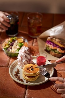 コナズ珈琲から新ブランド「KNOWS COFFEE」千葉に1号店 パンケーキバー＆製法選ぶコーヒー体験