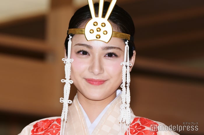 神職の資格保有・平祐奈、神職姿お披露目 女優業での目標は「悪いことをしたいなって」