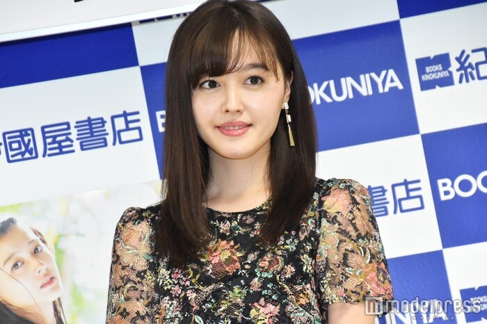 元モー娘。久住小春、美背中輝くブラックコーデでBLACKPINKライブ参加「髪色もロゼっぽい」ショットに「最強スタイル」「似合いすぎ」の声