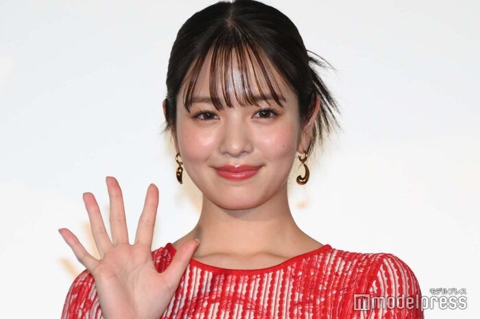 横田真悠、ミニスカで圧巻美脚見せ「ラヴィット!」衣装ショットに熱視線