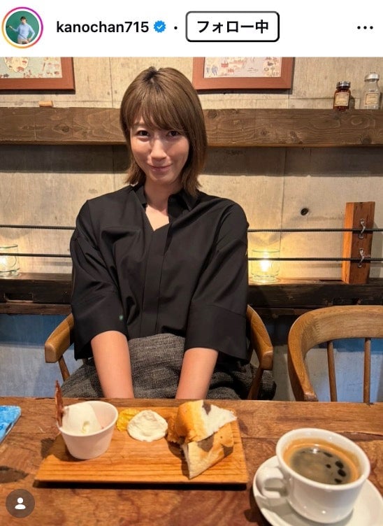 狩野舞子、美脚透けるスカートコーデに視線集中「漂う気品と色気」「スタイル抜群」