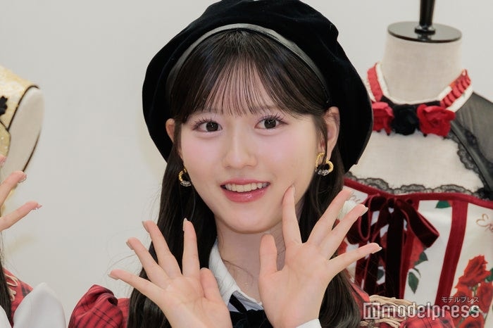 AKB48初“研究生センター”、美脚際立つミニスカ姿 同期とのお揃いディズニーコーデに「レベチのスタイル」「仲良しコンビ尊い」と絶賛の声