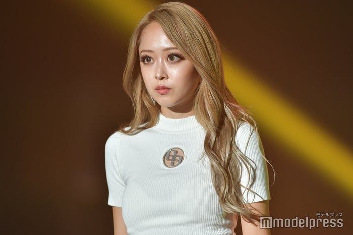 みりちゃむ「珍しく」ミニスカ×シースルートップスで雰囲気一変「大人の色気」「新鮮で素敵」と反響