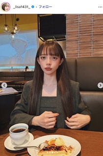 広島カープ小園海斗選手の妻・渡辺リサ、オフショル×デニム姿が「可愛すぎる」「お顔小さい」と話題に