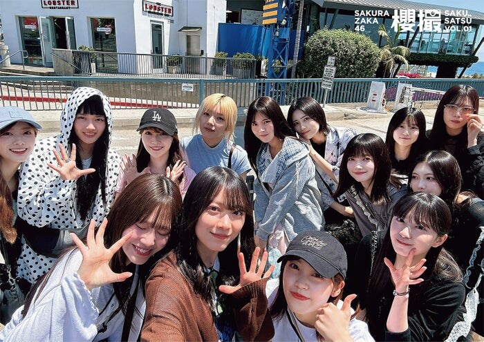 櫻坂46、写真集「櫻撮」“24時間限定”特典ポスター解禁 LA集合写真・プリクラ風ショットも