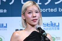 Toua（とうあ）「アーティスト部門」受賞「これからも誰かに手を差し伸べられるよう」ベアトップドレスで美デコルテ輝く【第22回ベストデビュタント賞】