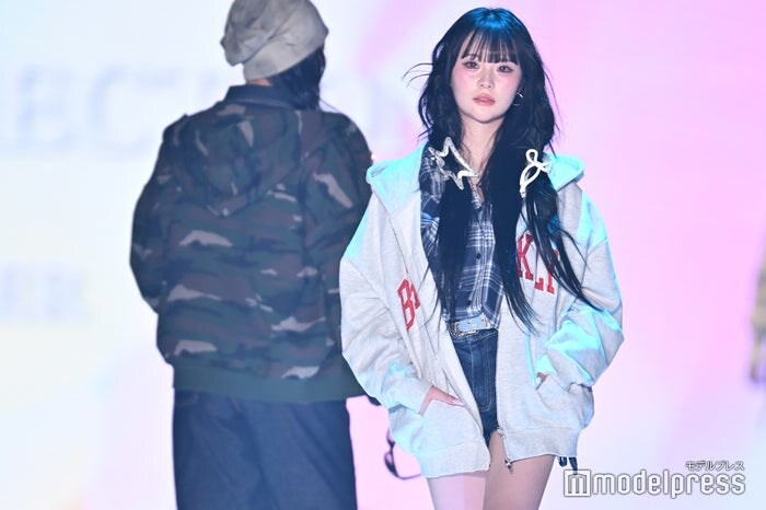 美人YouTuberさくら「ヘアアクセの使い方可愛い」「参考になる」と反響 美脚披露カジュアルコーデ【TGC2026 S/S】