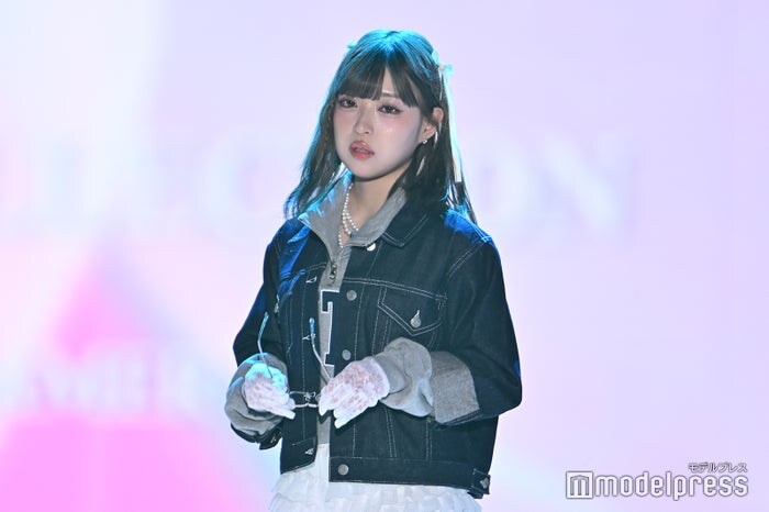 MINAMI、ミニスカ×レースタイツ着こなす メガネ外す姿に視線集中【TGC2026 S/S】