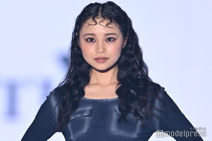 林芽亜里、美脚際立つミニ丈ボトムス身にまとい堂々ランウェイ 印象ガラリのウェービーヘアで新境地【TGC2026 S/S】