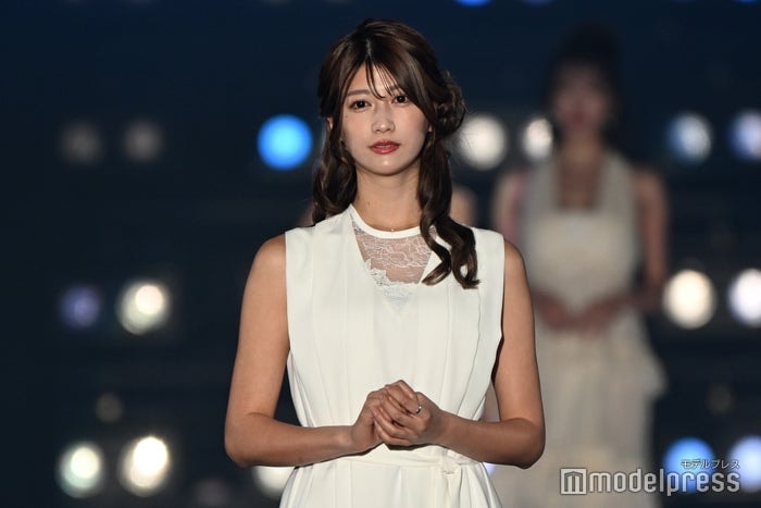 美人アナウンサー、美デコルテ際立つオフショル姿に視線集中「骨格が神」「韓国アイドルみたい」