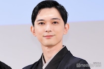 吉沢亮「日アカ」オフショットのポーズが話題「見覚えあると思ったら」「6年前思い出す」