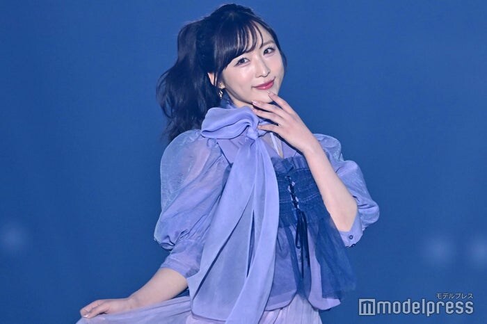 <AKB48まとめ>小栗有以、シースルーブラウスで上品オーラ全開 千葉恵里はリボンたっぷりトップス着こなす【IDOL RUNWAY COLLECTION 2026】