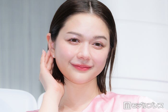 村重杏奈「身体ピタピタ系なお衣装」で美スタイル披露「大人の色気すごい」「メリハリのあるボディライン」と反響
