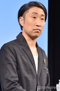 ゆってぃ、美人妻＆1歳娘と神宮球場へ ヤクルトユニ姿の家族ショットに反響「お揃い可愛い」「素敵なファミリー」