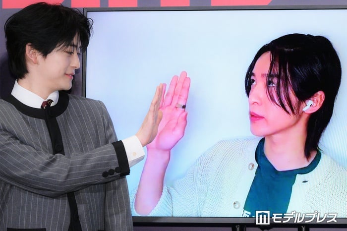 Snow Man目黒蓮、主演作舞台挨拶にリモート参加 高橋文哉とやりとりも「おっきいですよ。今日も」