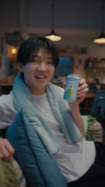 トラジャ宮近海斗、初の単独CM出演 ほろ酔い笑顔で“彼氏感”たっぷり