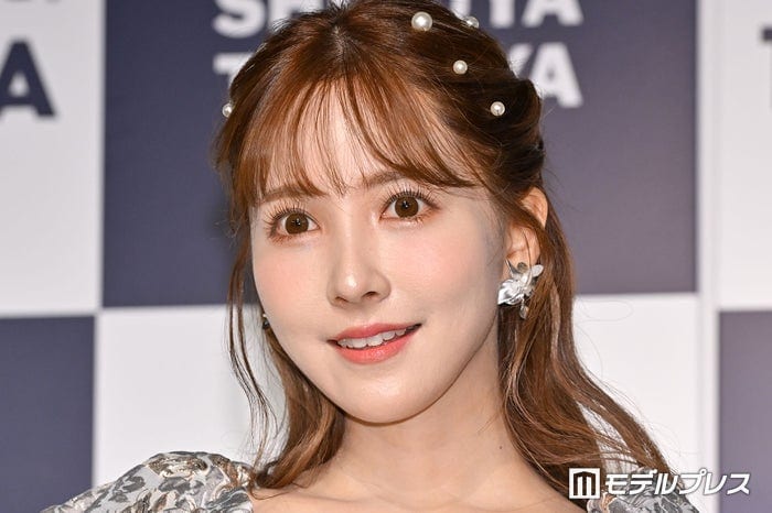 三上悠亜、ミニスカ制服風のチア衣装ショットが話題「破壊力すごい」「着こなせるのすごい」