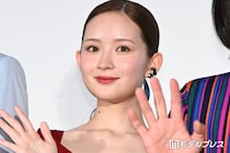 畑芽育、色白素肌輝くノースリ衣装披露「透明感がすごすぎて眩しい」「大人っぽくて素敵」と反響