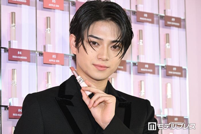 岩瀬洋志、ツヤ&血色感メイク圧巻オーラ放つ この春は「美容をさらに意識」【YSL LOVENUDE HOTEL】