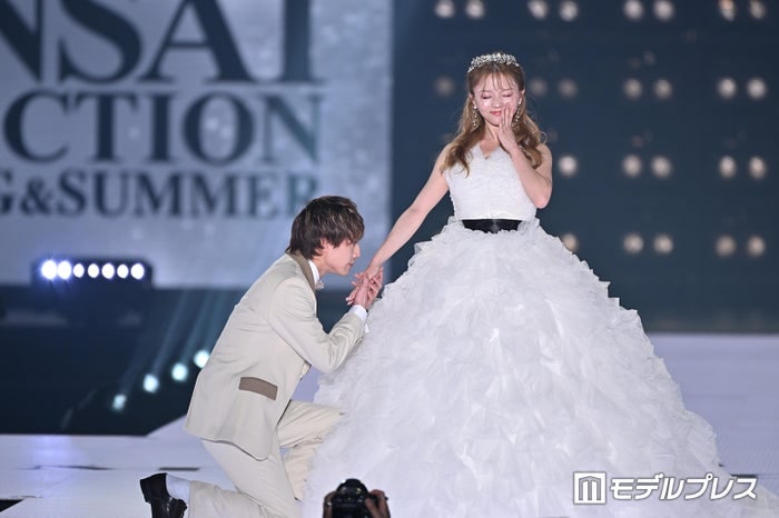 ばんばんざい・ぎし、妻・桜井美悠の手にキス タキシード＆ドレス姿で恋人繋ぎ【関コレ2026S/S】