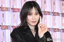 本田翼、レザーワンピ×黒ストッキングでほっそり美脚披露 多幸感メイクで華やかオーラ放つ【YSL LOVENUDE HOTEL】