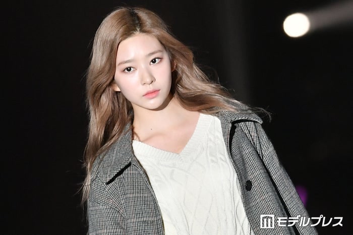 IZ*ONE出身キム・ミンジュ、トレーニングウェアで抜群スタイル披露「圧倒的な美」「ウエスト細すぎ」の声