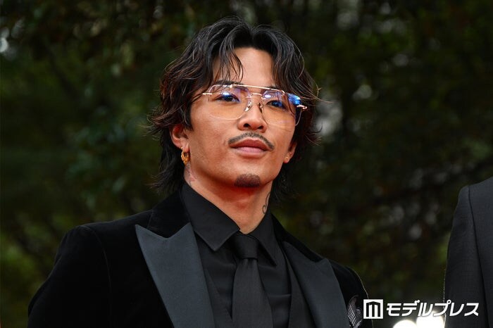 GENERATIONS数原龍友、現在&幼少期ショット比較「同じポーズすぎる」「面影ある」と反響