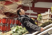 高橋一生主演「リボーン」初回、コロナ禍・安倍元首相・AKBが全盛期…現実とのリンクが話題「生きてきた過去を見ているよう」「実在人物出てきた」