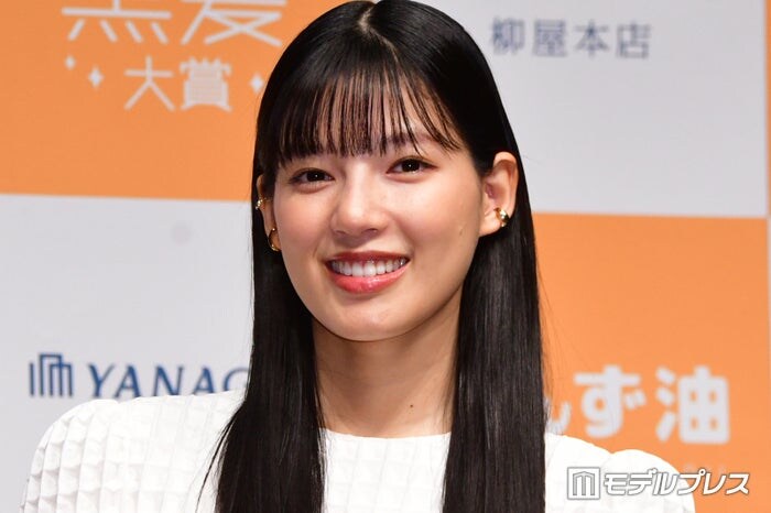 石井杏奈、美ボディ映えるフリル水着姿披露「ウエスト綺麗」「さすがの着こなしです」と反響