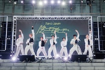 Travis Japan、歌舞伎町降臨＆強風切り裂く圧巻パフォーマンス 7人初CDシングルのリリイベで新曲含む5曲披露【陰ニモ日向ニモ】