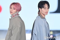 超特急シューヤ＆マサヒロ“チャーはん”コンビ、春っぽコーデでペアランウェイ 背中合わせに黄色い歓声【ガルアワ2026SS】