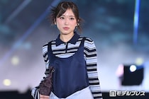 矢吹奈子、ミニ丈ワンピでスラリ美脚披露 爽やかポロニット×腰巻きスタイルでハイセンスな着こなし【ガルアワ2026SS】