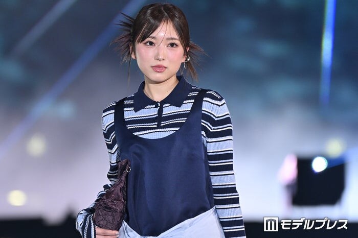 矢吹奈子、ミニ丈ワンピでスラリ美脚披露 爽やかポロニット×腰巻きスタイルでハイセンスな着こなし【ガルアワ2026SS】