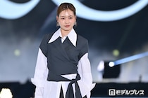 「オフライン ラブ」ミミ、ツヤ肌輝くメイクで魅力放出 シックなシャツスタイルで大人の雰囲気【ガルアワ2026SS】