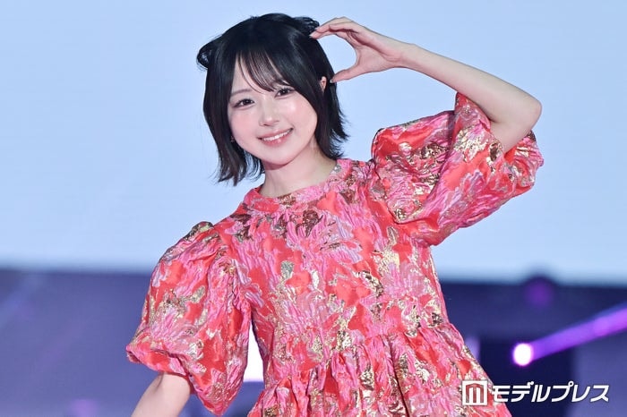 なえなの、色白美脚際立つ 個性派ミニワンピがお似合い【ガルアワ2026SS】