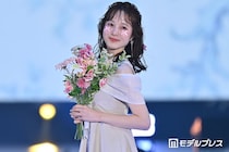 本田紗来、美肩＆美脚輝くミニ丈ワンピ姿に視線集中「透明感すごい」「理想のスタイル」【ガルアワ2026SS】