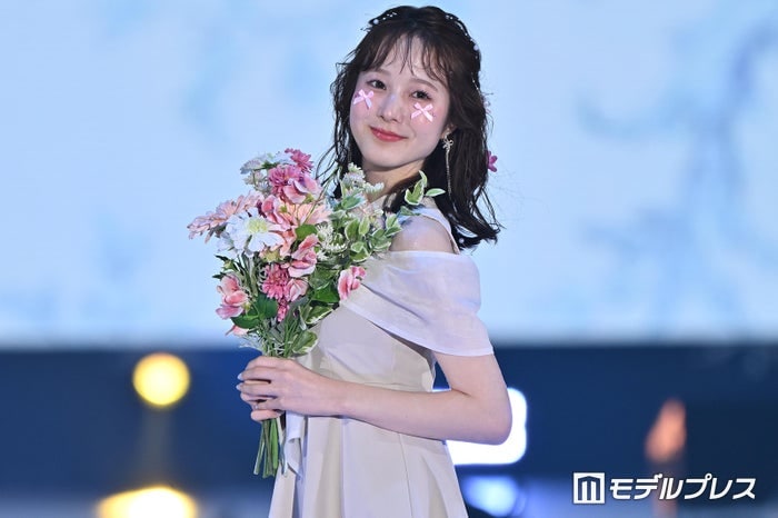 本田紗来、美肩＆美脚輝くミニ丈ワンピ姿に視線集中「透明感すごい」「理想のスタイル」【ガルアワ2026SS】