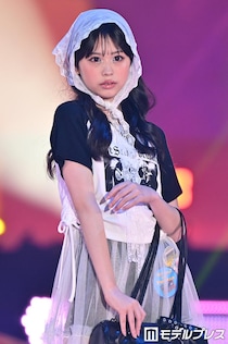 カジサック長女・梶原叶渚、ロックTシャツ×レースバブーシュカで甘辛MIXな着こなし スラリ美脚のぞく【ガルアワ2026SS】