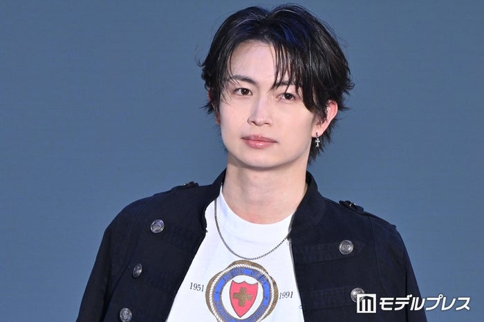 「ブルーロック」実写化出演話題・綱啓永、12個ボタンジャケット着こなす シンプルコーデでスタイル輝く【ガルアワ2026SS】