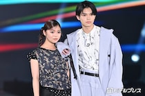 「今日好き」しゅんゆまカップル、クールなスタイリングでウォーキング【ガルアワ2026SS】