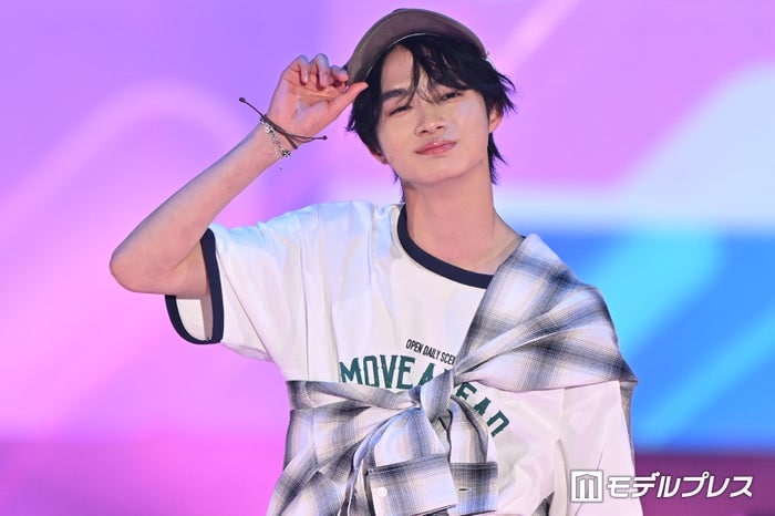 「国宝」で話題・越山敬達、キャップ＆デニムパンツ合わせのカジュアルコーデに反響「小顔際立つ」「さすがの着こなし」【ガルアワ2026SS】