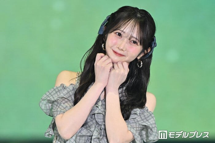 ≠ME谷崎早耶、首かしげ＆投げキスにキュン「破壊力すごい」「釘付け」と絶賛の声【ガルアワ2026SS】