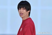 松本怜生、前髪下ろしたモードヘア 舌ペロで歓声誘う「カッコよすぎ」「見惚れた」【ガルアワ2026SS】