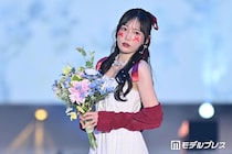 ≠ME鈴木瞳美、カーディガンから美肩チラ見せ リボンメイクがキュート【ガルアワ2026SS】